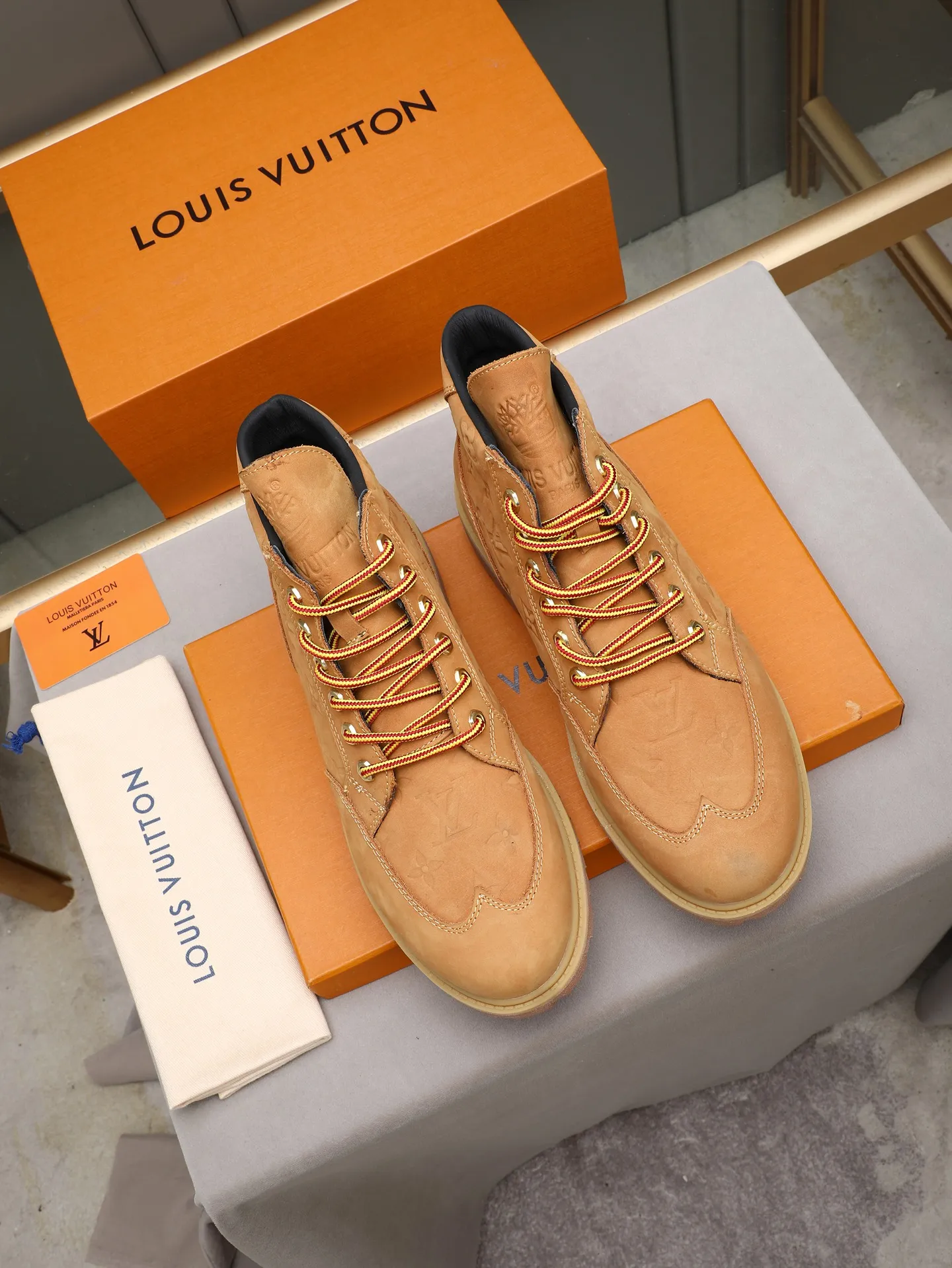 PP460 LOUIS VUITTON ss25 LV donkey brand new thick-soled lace-up big-toe shoes men's casual shoes high-top short boots. These boots are crafted from top-grain calf leather for a lightweight and comfortable fit. The thick EVA outsole is embellished with eye-catching ridges, and the trendy attitude of being both strong and soft makes it an everyday choice. ✔Upper: imported first-layer cowhide ✔Inner lining: sheep lining ✔Outsole: original molded outsole Size: 38-44 (45 customized)